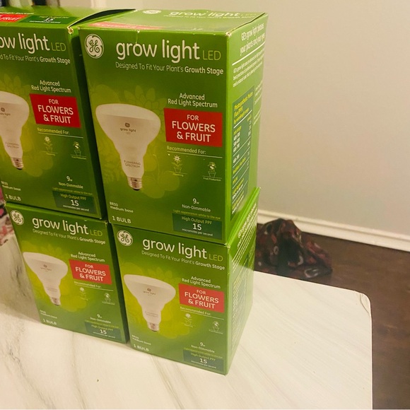 Green and Red Accents on LED Grow Light Packaging - Picture 6 of 7